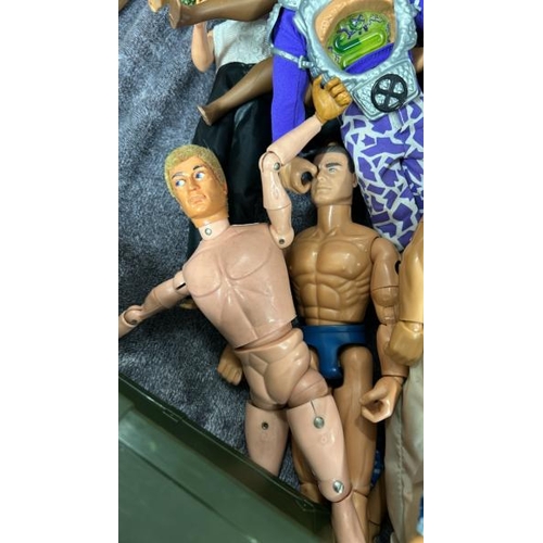 1 - A very large quantity of mainly modern Action Man and G.I Joe figures, clothing and accessories / AN... 