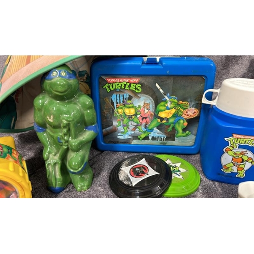 15 - 1980's - 1990's Teenage Mutant Hero Turtles items including lunchbox, Blockbuster Video mug, torch a... 