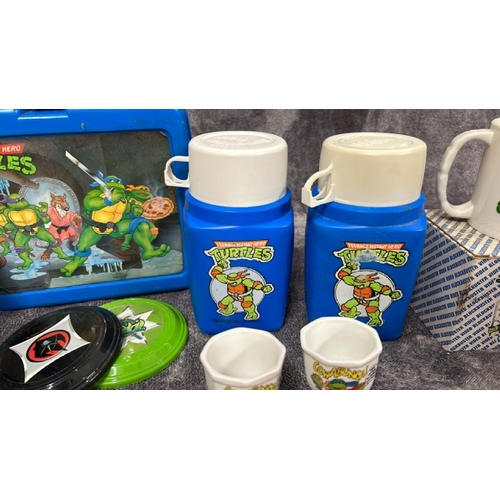 15 - 1980's - 1990's Teenage Mutant Hero Turtles items including lunchbox, Blockbuster Video mug, torch a... 