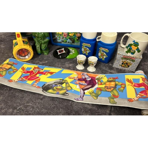 15 - 1980's - 1990's Teenage Mutant Hero Turtles items including lunchbox, Blockbuster Video mug, torch a... 