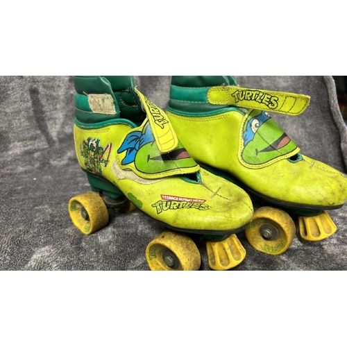 17 - 1990 Teenage Mutant Hero Turtles roller boots and Power Rangers roller blades from 1994 / AN43