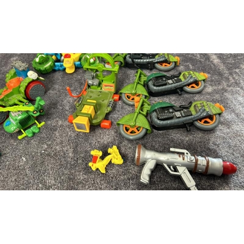 8 - Small collection of Teenage Mutant Hero Turtles toys including Technodrome Scout Vehicle / AN48