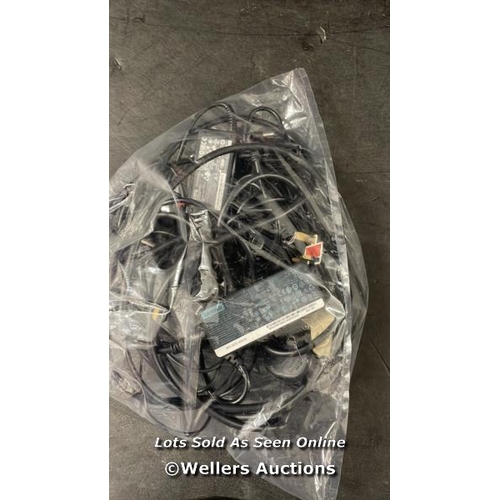 7498 - BAG OF CHARGERS