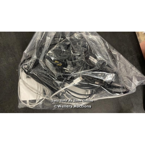 7503 - BAG OF CHARGERS INCL. APPLE