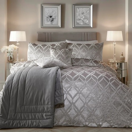 32 - CANORA GREY MCCREIGHT POLYESTER DUVET SET / COLOUR: SILVER / SIZE: DOUBLE - 2 STANDARD PILLOWCASES /... 