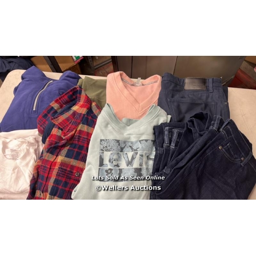 100 - SELECTION OF PRE OWNED MIXED CLOTHING INCL. LEVIS, ANDREW MARC AND BUFFALO / MIXED SIZES / D