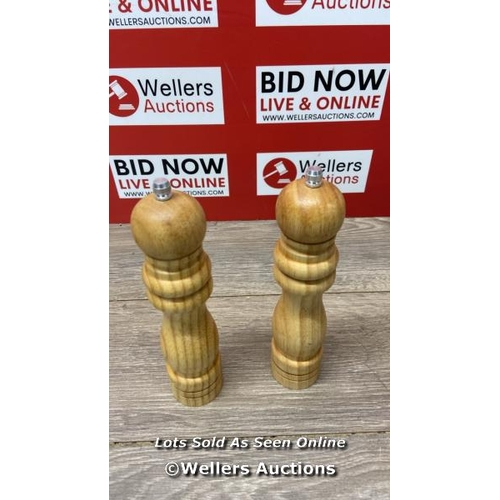 1081 - REFILLABLE WOODEN BLACK PEPPER MILL / MINIMALS SIGNS OF USE / A12