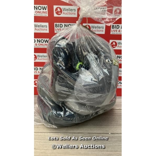 1560 - BAG OF PRE-OWNED TRAVEL PILLOWS