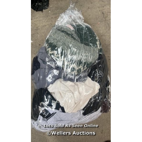 1597 - BAG OF PRE-OWNED MAINLY JUMPERS