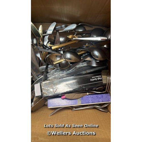 1772 - BOX OF CUTLERY