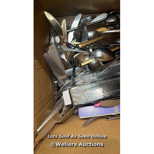 1772 - BOX OF CUTLERY