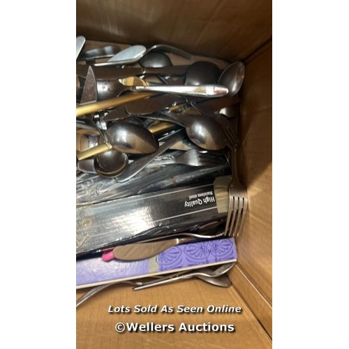 1772 - BOX OF CUTLERY