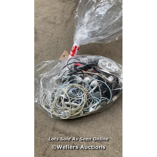 1789 - BAG OF EARPHONES