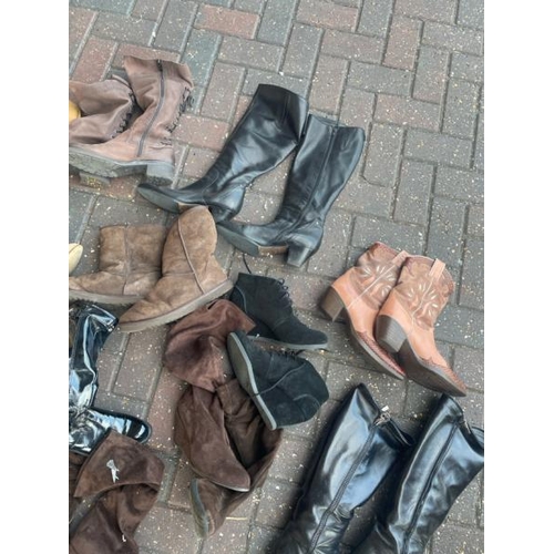 36 - X11 PAIRS OF LADIES PRE-OWNED FOOTWEAR, BRANDS INCL. LORIBLU, UGG AND DONNA CAROLINA, MOSTLY EU 39-4... 