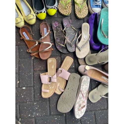 39 - APPROX X18 PAIRS OF PRE-OWNED MOSTLY LADIES FOOTWEAR, BRANDS INCL. CONVERSE, STEVE MADDEN, HAVAIANAS... 