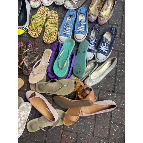 39 - APPROX X18 PAIRS OF PRE-OWNED MOSTLY LADIES FOOTWEAR, BRANDS INCL. CONVERSE, STEVE MADDEN, HAVAIANAS... 