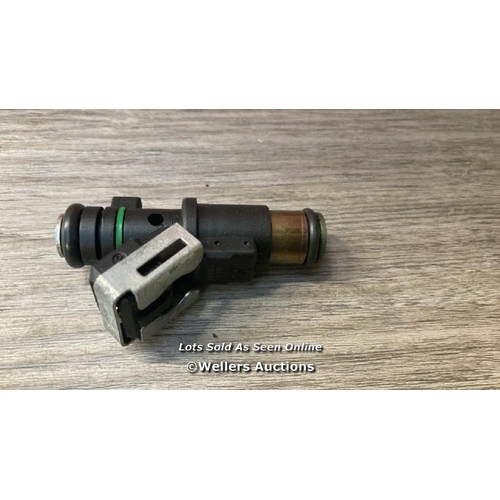 8035 - TRIUMPH 955 FUEL INJECTOR INJECTORS PETROL GAS SPRINT RS ST SPEED TRIPLE  / T8