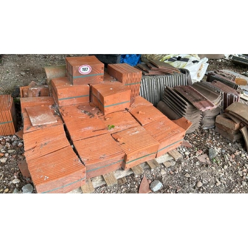 187 - APPROX X340 CLAY PEG TILES, PHALEMPINING MADE IN FRANCE, WITH A GOOD QUANTITY OF OTHER VARIOUS TILES