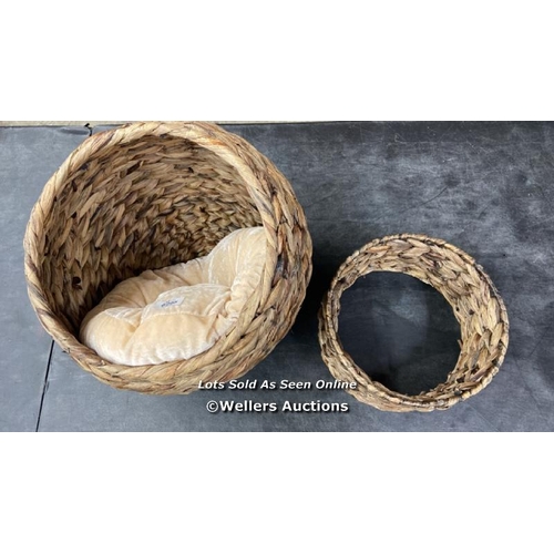 8298 - WICKER CAT HIDEAWAY / APPEARS NEW, WITHOUT BOX / C10