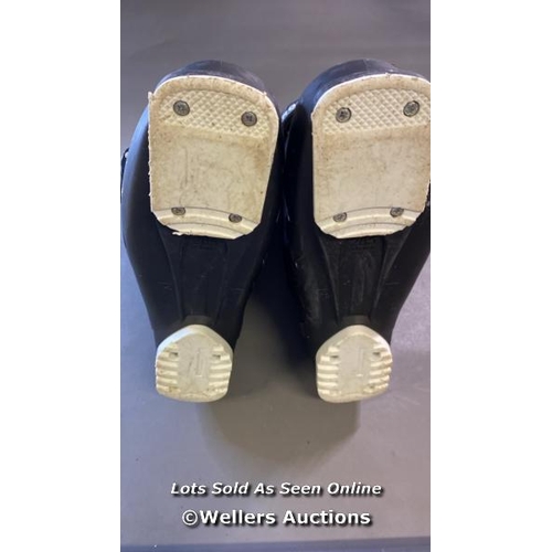 9527 - PAIR OF ROSSIGNOL PRO 100 SKI BOOTS SIZE 28.5