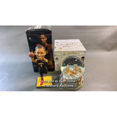 9568 - X1 DEJOUNTE MURRAY BOBBLEHEAD AND X1 HARRY POTTER HOGWARTS SNOW GLOBE