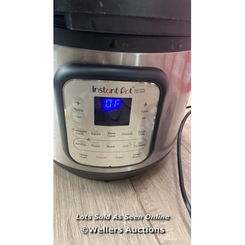 2260 - INSTANT POT DUO CRISP 8 11-IN-1 AIR FRYER AND PRESSURE COOKER, 7.6L / SIGNS OF USE  /POWERS UP / B25