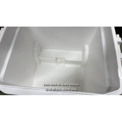 943 - IGLOO MAX COLD 58 LITRE ROLLER COOL BOX