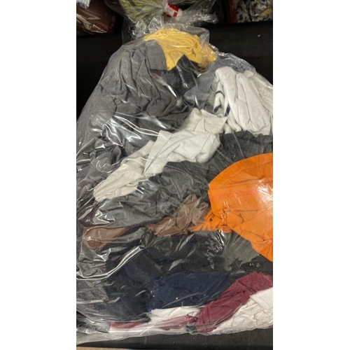 6408 - BAG OF T-SHIRTS