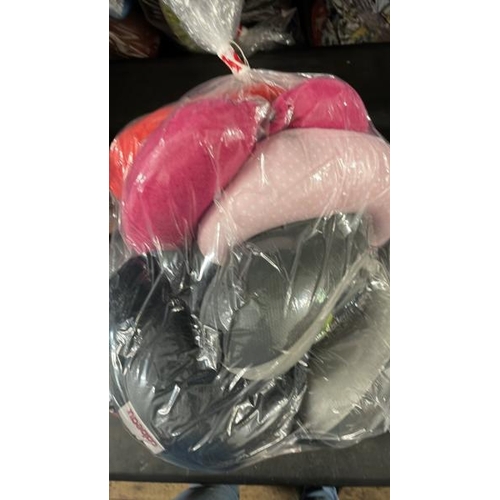 6409 - BAG OF TRAVEL PILLOWS