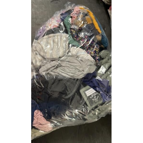 6416 - BAG OF MAINLY CHILDREN CLOTHING