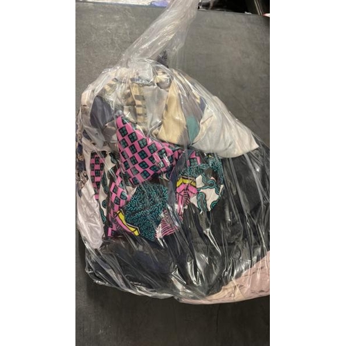 6418 - BAG OF MAINLY LADIES CLOTHING