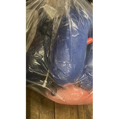 6421 - BAG OF TRAVEL PILLOWS