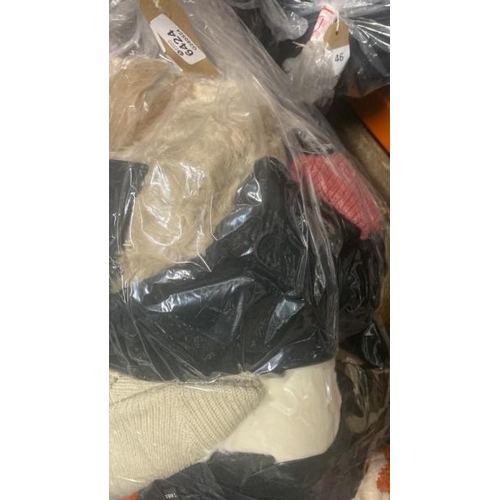 6424 - BAG OF SCARVES, HATS AND GLOVES