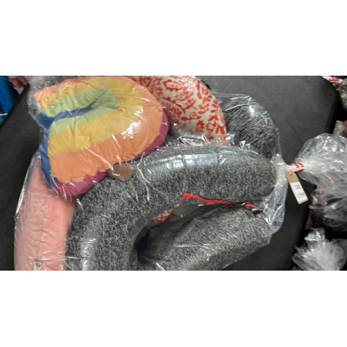 6428 - BAG OF TRAVEL PILLOWS