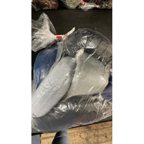 6435 - BAG OF TRAVEL PILLOWS