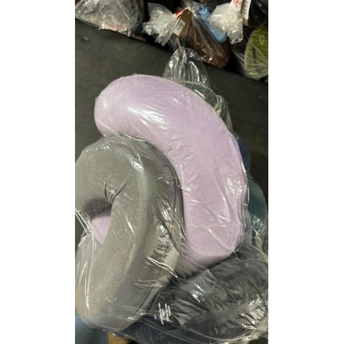 6437 - BAG OF TRAVEL PILLOWS