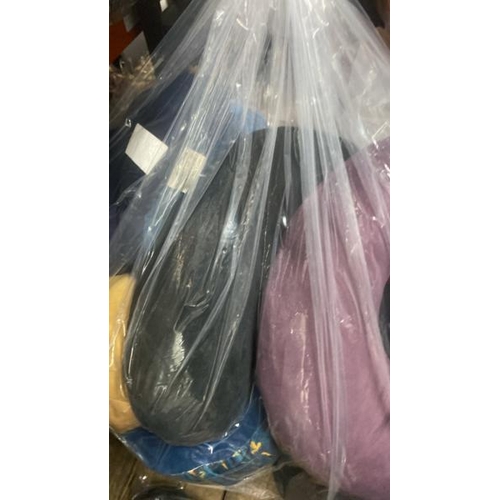 6446 - BAG OF TRAVEL PILLOWS