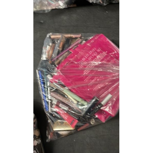 6454 - BAG OF PART USED MAKEUPS