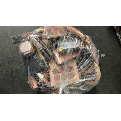 6492 - BAG OF PART USED MAKEUPS