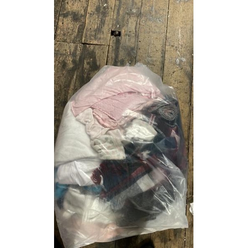 6514 - BAG OF TOWELS AND BLANKETS / S6