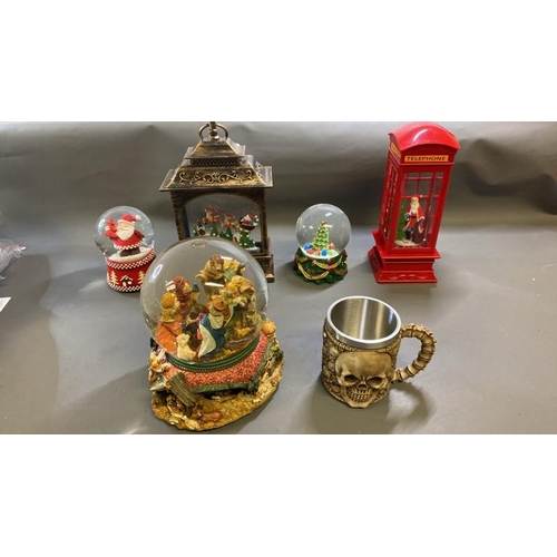 9647 - ASSORTMENT OF SNOW GLOBES AND DECORATION