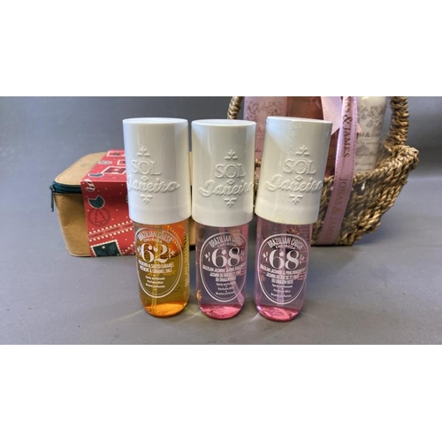 9698 - X1 THE BODY SHOP JOLLY & JUICY STRAWBERRY ESSENTIAL GIFT, X1 JONAS & JAMES MIDNIGHT BLOOM BEAUTY BAS... 