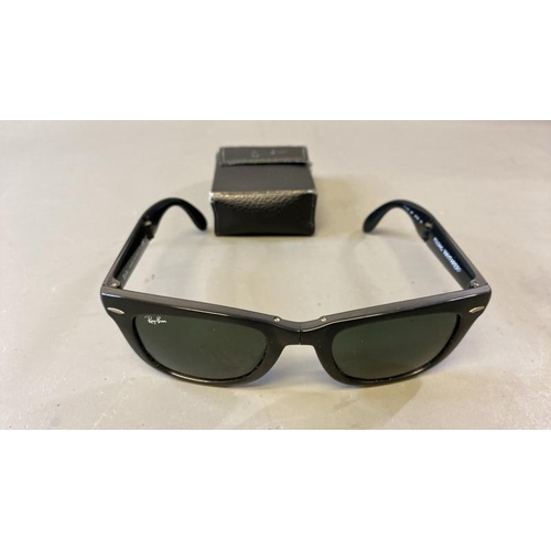 9762 - RAY-BAN RB4105 FOLDING WAYFARER SUNGLASSES INCL. CASE