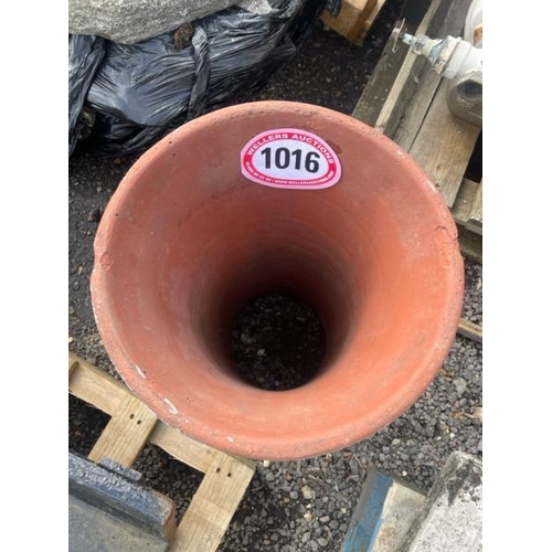 1016 - A TERRACOTTA CHIMNEY POT, 63CM (H) / ALL LOTS ARE LOCATED IN SL0 9LG, REGRETFULLY WE DO NOT OFFER SH... 