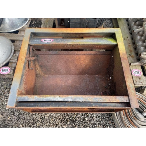 1025 - A CAST IRON FIREPLACE COMPONENT, 65CM (H) X 80CM (W) X 37CM (D) / ALL LOTS ARE LOCATED IN SL0 9LG, R... 