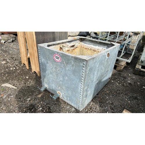 1031 - A GALVANISED AND RIVETED WATER TANK, 63CM (H) X 90CM (W) X 66CM (D) / ALL LOTS ARE LOCATED IN SL0 9L... 
