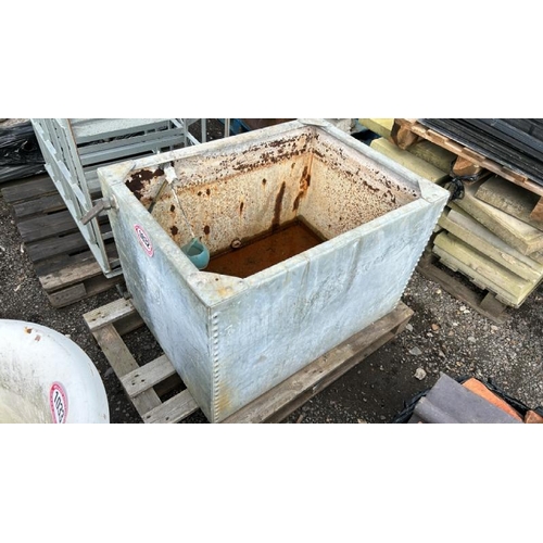 1032 - A GALVANISED AND RIVETED WATER TANK, 60CM (H) X 91CM (W) X 66CM (D) / ALL LOTS ARE LOCATED IN SL0 9L... 