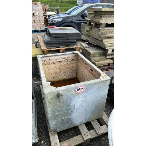 1032 - A GALVANISED AND RIVETED WATER TANK, 60CM (H) X 91CM (W) X 66CM (D) / ALL LOTS ARE LOCATED IN SL0 9L... 