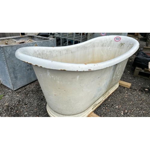 1033 - A LARGE CAST IRON FREESTANDING BATHTUB, 64CM (H) X 164CM (L) X 71CM (W) / ALL LOTS ARE LOCATED IN SL... 
