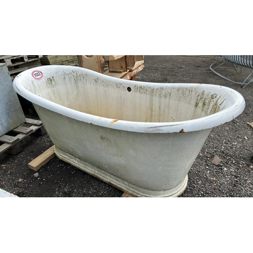 1033 - A LARGE CAST IRON FREESTANDING BATHTUB, 64CM (H) X 164CM (L) X 71CM (W) / ALL LOTS ARE LOCATED IN SL... 